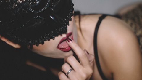Chica de 19 años apuñaló fatalmente a un extraño en el cuello después de usar una aplicación para atraerlo a una primera cita