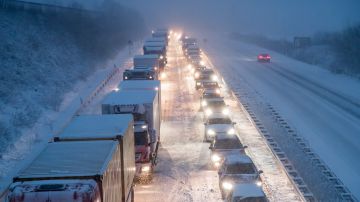 Cientos de conductores quedaron atrapados 14 horas dentro de sus autos en temperaturas bajo cero en Texas por la volcadura de un camión