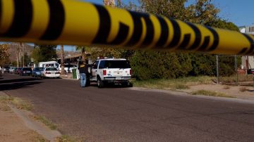 Cinco oficiales heridos durante un enfrentamiento armado contra sospechoso atrincherado en casa de Phoenix