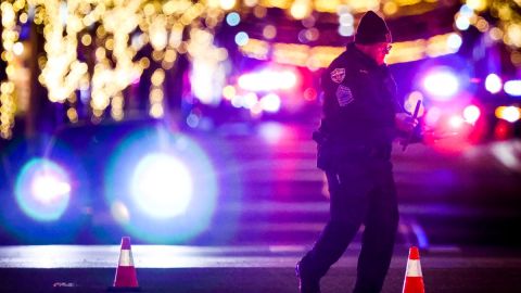 Los dos oficiales que dispararon al sospechoso fueron puestos en licencia administrativa mientras avanza la investigación.
