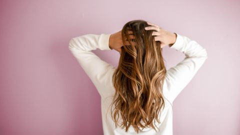 Cuidadora de personas discapacitadas ahora gano $70,000 al mes en OnlyFans dejando que los hombres la vean lavarse el cabello