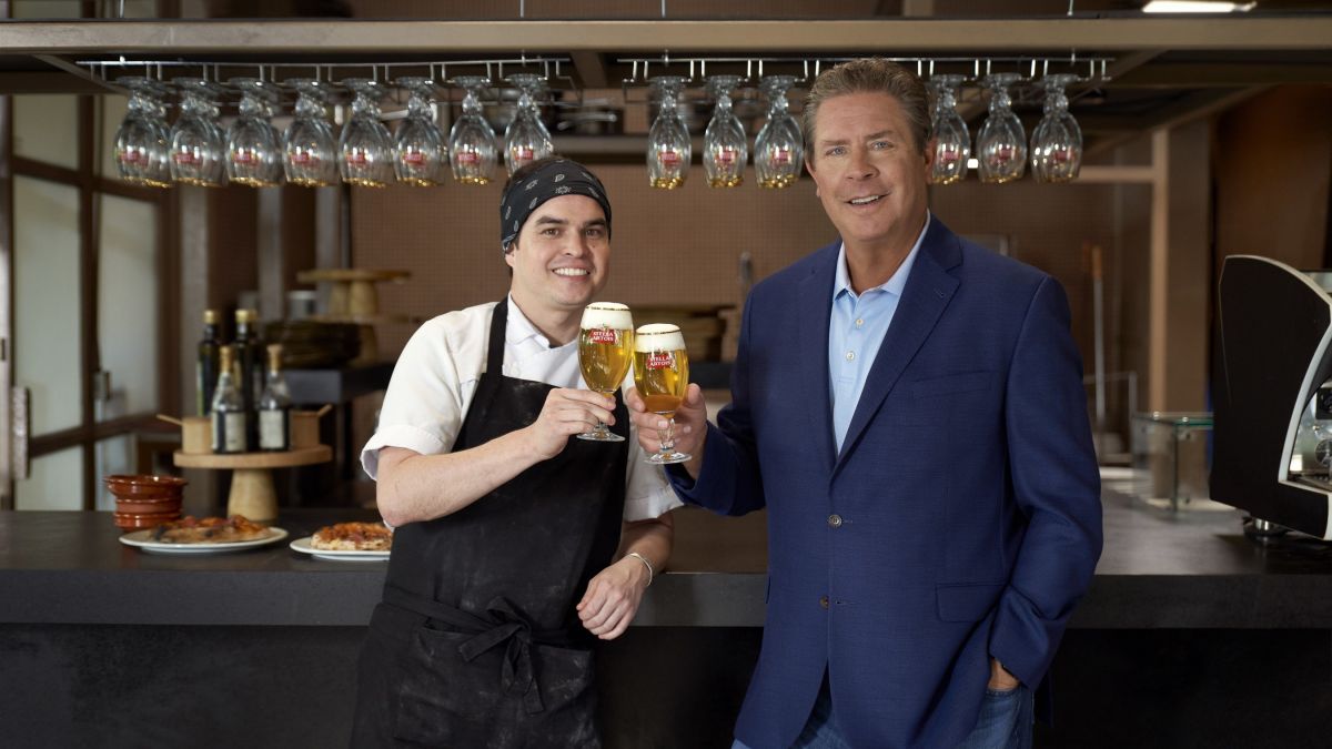 Stella Artois llevará a trabajadores de bares y restaurantes al Super Bowl  LVI como un homenaje a su labor, ex estrellas de la NFL los sustituirán -  La Opinión