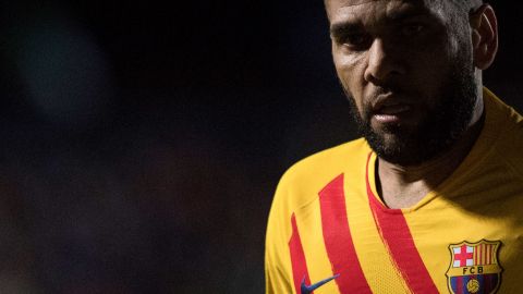 Dani Alves vivió un pequeño altercado con un aficionado.