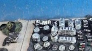 Soldados aseguran bodega con arsenal del Mencho.