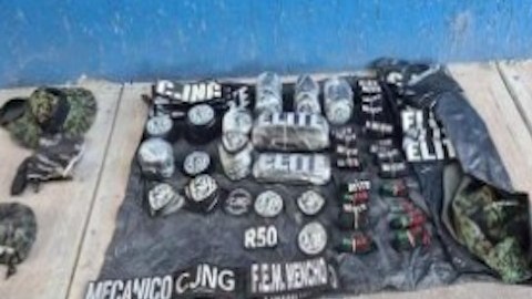 Soldados aseguran bodega con arsenal del Mencho.