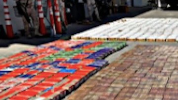 Militares mexicanos decomisan drogas y armas largas en la frontera.