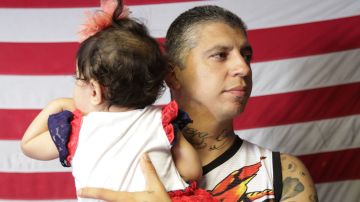 Mauricio, un veterano deportado, recuperó su ciudadanía el 14 de febrero. (Cortesía fotos Joseph Silva)