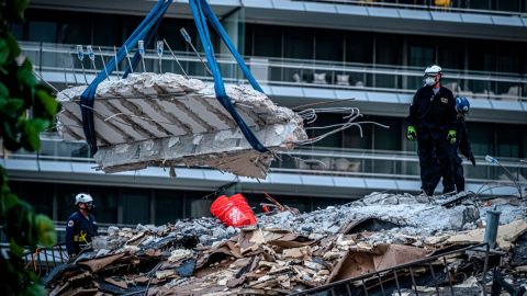 El derrumbe de junio pasado le costó la vida a 98 personas.