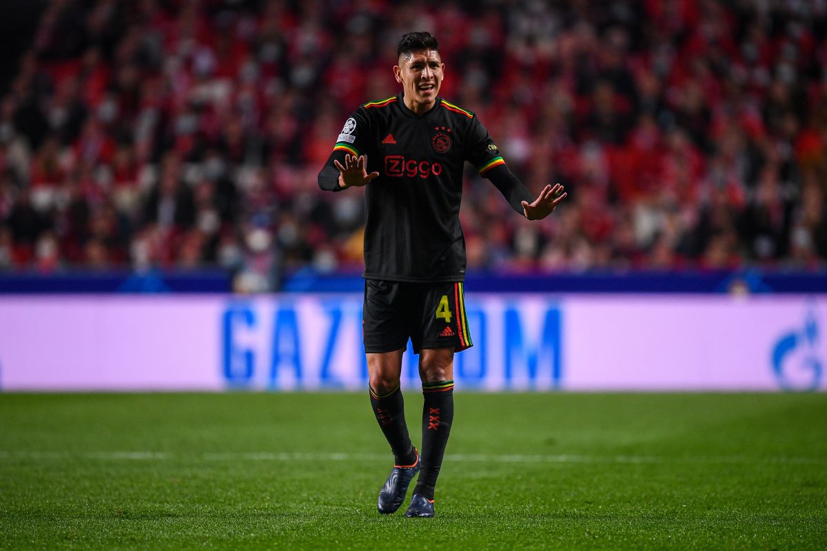 Edson Álvarez no pudo concretar el tercer gol del Ajax y fue cuestionado por su entrenador. 