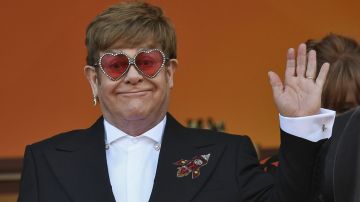 Elton John sufre emergencia al aire y después de una hora de vuelo.