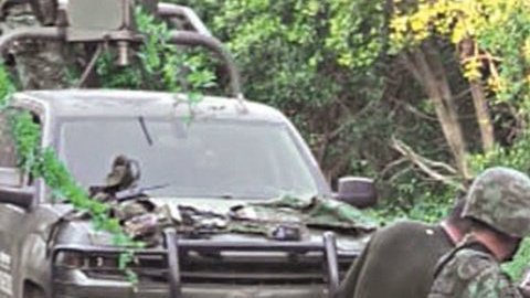 Narcos emboscan a militares mexicanos en Michoacán.