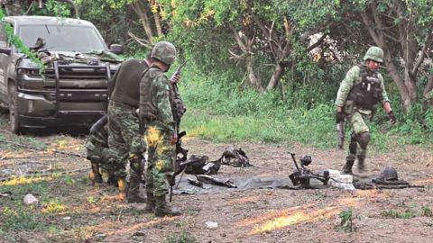 Narcos emboscan a militares mexicanos en Michoacán.