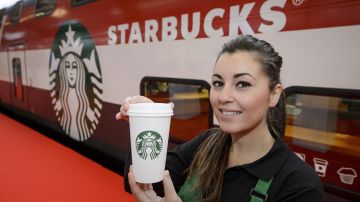 Empleada de Starbucks ayuda a proteger a una adolescente con un mensaje escrito sobre su vaso