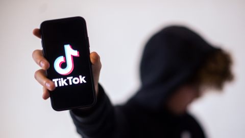 Estrella de TikTok vendió selfies por $300 dólares a un acosador que trató de asesinarla, pero su padre lo mató primero