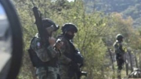 Narcos atacan otra vez a militares con mina terrestre en Michoacán.