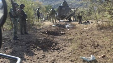 Narcos atacan otra vez a militares con mina terrestre en Michoacán.