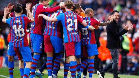 El Barcelona, de la mano de Dani Alves, consiguió un importante triunfo ante el Atlético de Madrid y se metió en puestos de Champions.