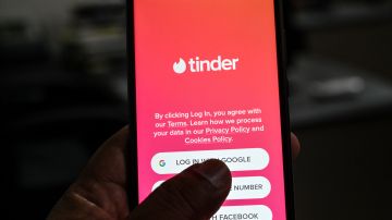 Falso galán estafó a mujeres en Tinder por $10 millones de dólares