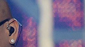 Farruko lleva la religión al escenario durante un concierto en Miami.