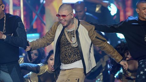 Farruko lleva la religión al escenario durante un concierto en Miami.