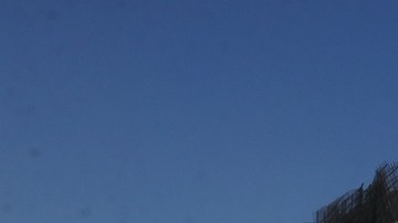 El hombre atrapado fue rescatado con vida por elementos de seguridad y auxilio.