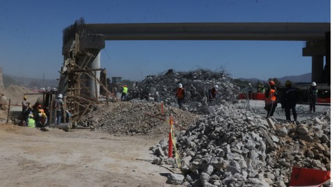 El hombre atrapado fue rescatado con vida por elementos de seguridad y auxilio.