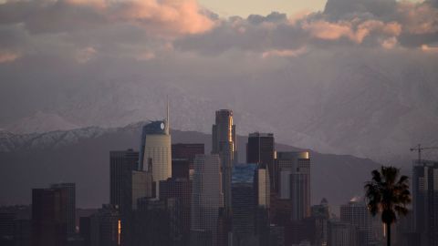 La temperatura bajó drásticamente en algunas zonas del sur de California y en la zona de Los Ángeles hubo granizo.