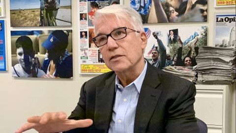 El Fiscal de Distrito de Los Ángeles, George Gascón alerta sobre el robo de autos. (Araceli Martínez/La Opinión)