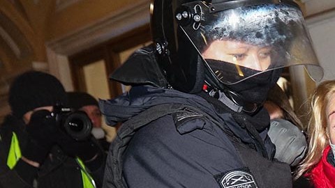 La policía detiene manifestantes durante las protestas.