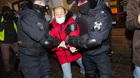 La policía detiene manifestantes durante las protestas.