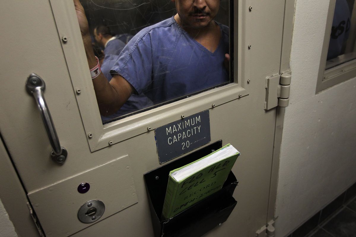 Desde que asumió el cargo en enero de 2021, el presidente y su equipo han estado eliminando la dependencia de los centros de detención.
