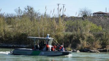 Agentes de la Patrulla Fronteriza protagonizan rescate de migrantes haitianos a punto de morir ahogados en Texas
