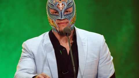 Rey Mysterio le demostró el respeto que le tiene al reggaetonero Bad Bunny.