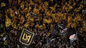 La afición negro y oro de LAFC homenajeó a Vicente Fernández en el inicio de la MLS.