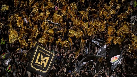 La afición negro y oro de LAFC homenajeó a Vicente Fernández en el inicio de la MLS.