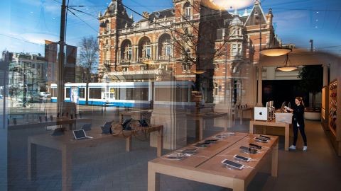 VIDEO: Hombre armado entra a tienda de Apple en Ámsterdam y toma como rehenes a varias personas