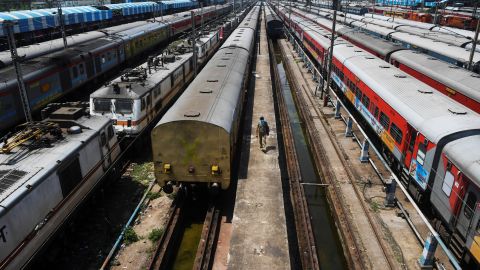 VIDEO: Motociclista engaña a la muerte en la India tras ser embestido por un tren a toda velocidad