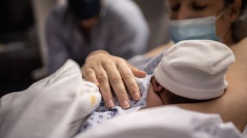Mujer en Texas sobrevive a COVID-19, ataque cardíaco y 3 accidentes cerebrovasculares antes de dar a luz