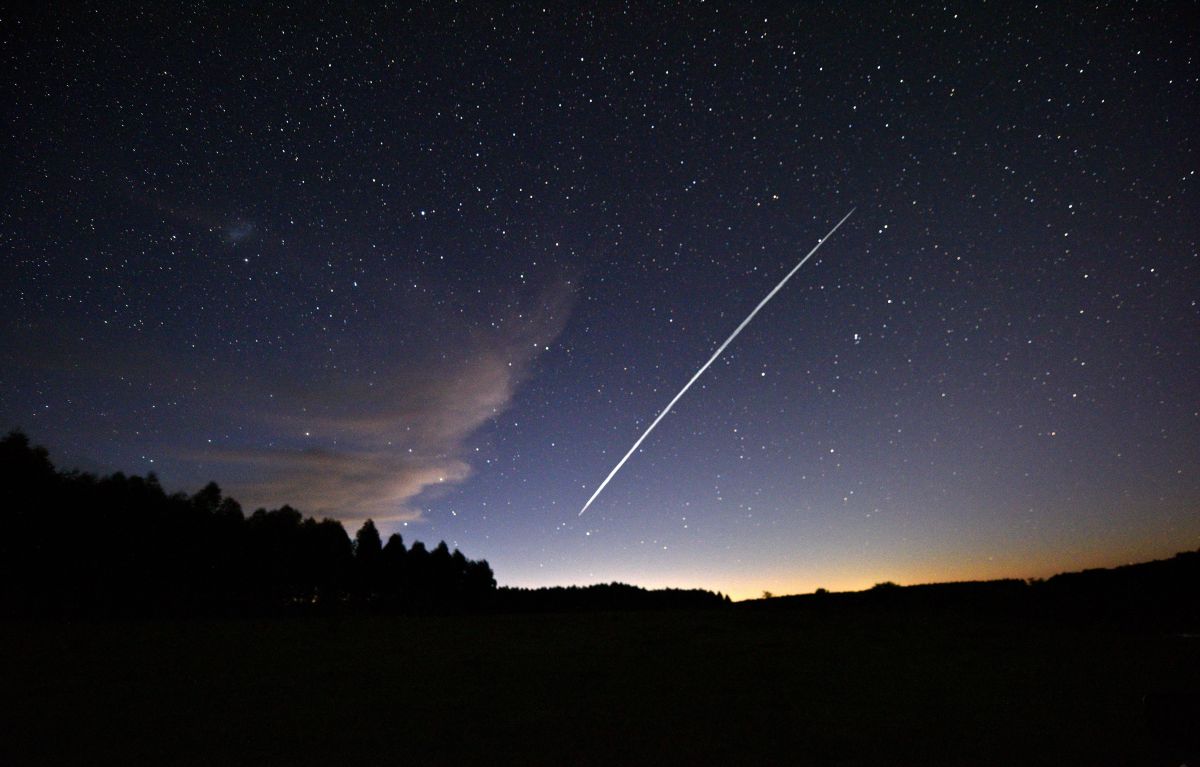 La imagen muestra el rastro de satélites Starlink de SpaceX que pasan sobre Uruguay, e 7 de febrero de 2021-