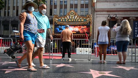 Los residentes de L.A. vacunados no tendrán que usar mascarillas en algunos interiores.