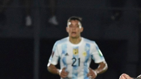 Romero y Messi disputan un balón en el último compromiso en las Eliminatorias.
