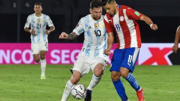 Romero y Messi disputan un balón en el último compromiso en las Eliminatorias.