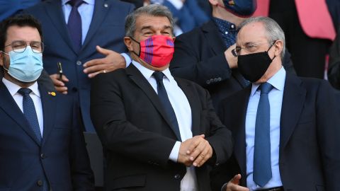 Joan Laporta (i), presidente del FC Barcelona, y su homólogo del Real Madrid, Florentino Pérez (d).