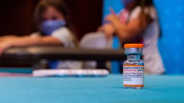 Reportan "error" al vacunar contra COVID a cientos de niños en Uruguay, les ponen dosis china Sinovac en lugar de Pfizer