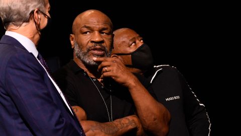 Mike Tyson estuvo presente en la pelea del Canelo Álvarez contra Caleb Plant en noviembre de 2021.