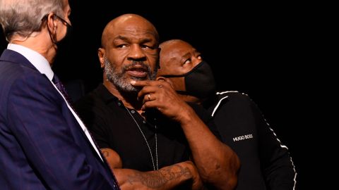 Mike Tyson estuvo presente en la pelea del Canelo Álvarez contra Caleb Plant en noviembre de 2021.