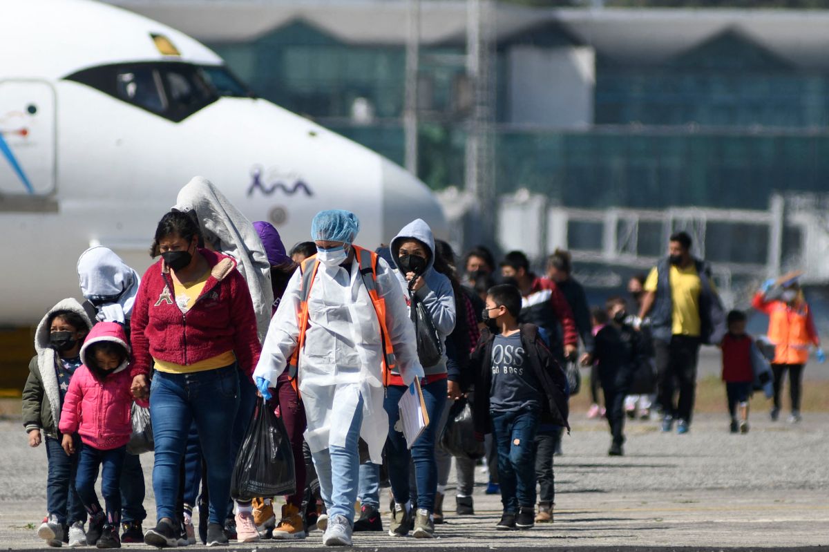 Venezolanos son deportados por ICE bajos órdenes de la administración Biden