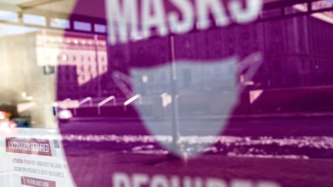 Nuevas reglas de CDC para uso de mascarillas en interiores son más flexibles