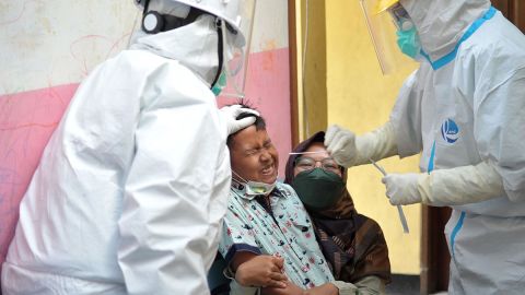 OMS: los casos de COVID bajan en el mundo, pero suben las muertes