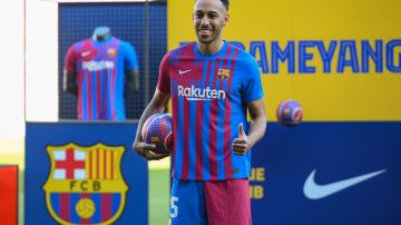 Pierre-Emerick Aubameyang fue anunciado este jueves como el nuevo jugador del FC Barcelona.